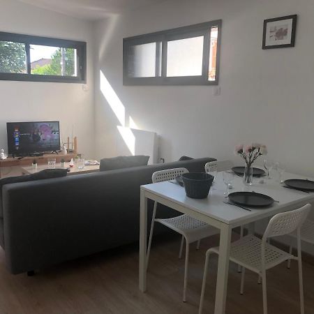 Appartement Paisible Proche Centre Ville Bron Exterior foto
