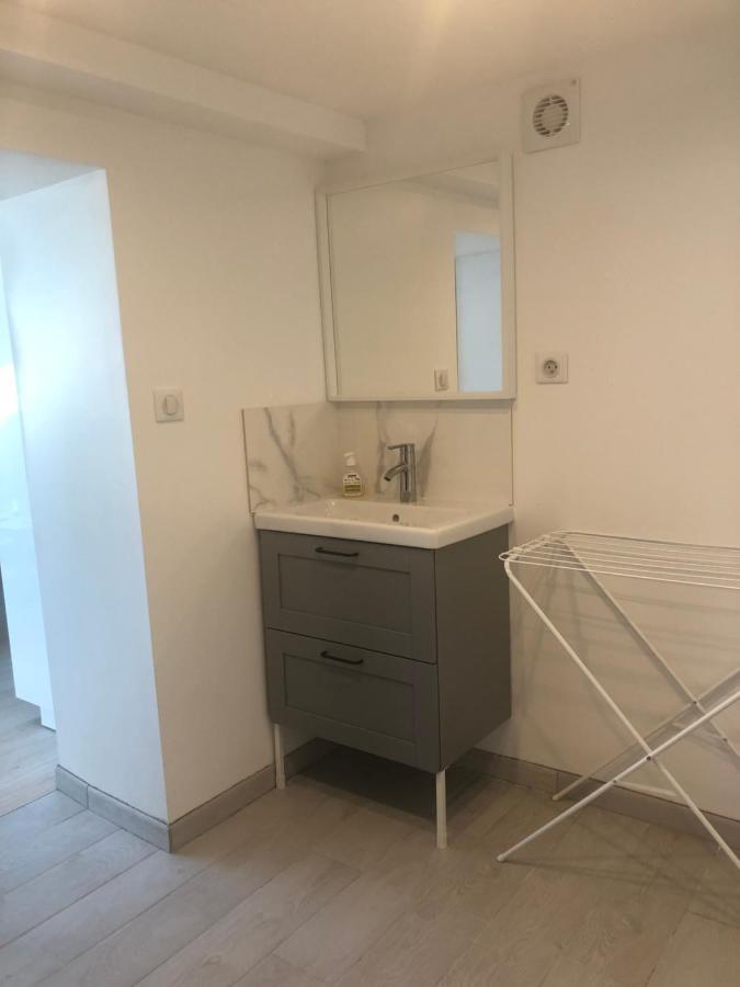 Appartement Paisible Proche Centre Ville Bron Exterior foto