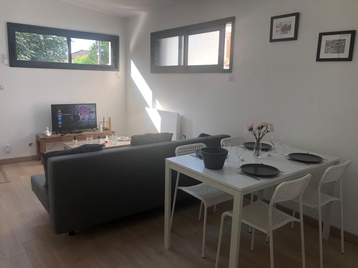 Appartement Paisible Proche Centre Ville Bron Exterior foto